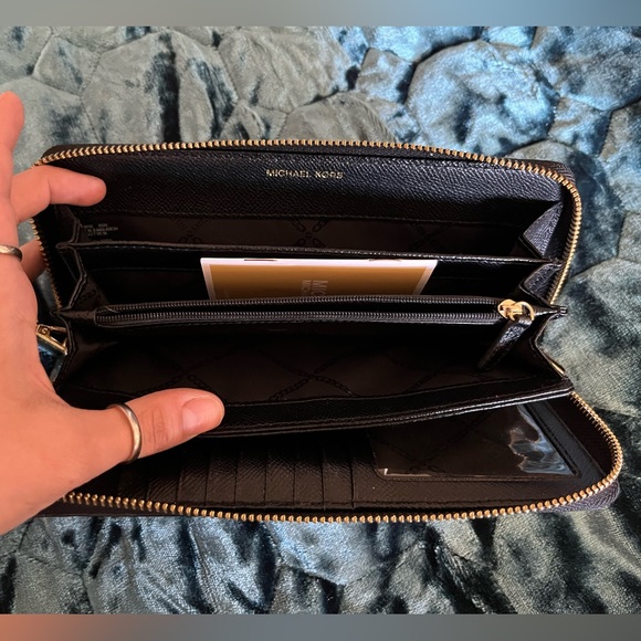 Michael Kors jet set large wallet/wristlet - Picture 3 of 3